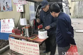 免费帮人修家电 长兴老伯这“爱心修理摊”摆了20年图片