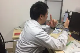 男子每天睡前玩手机3小时险瘫痪 专家：定闹钟换姿势避免长期低头图片