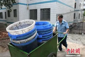 湖南一高校物业保安工作学生干 要毕业先过“劳动关”图片