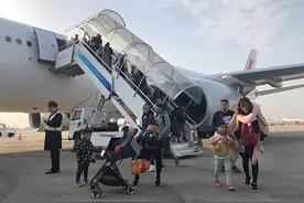 东航7架客机已接回近两千名滞留巴厘岛旅客，将再派2架客机图片