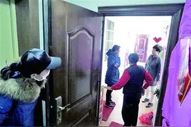 十五大街居民楼消防通道堆杂物 多部门联合清理图片