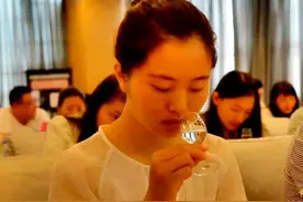 85后美女品酒师日尝四十余种白酒 立志做“品酒工匠”图片