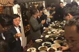 乌镇又现互联网“顶级饭局”：余承东雷军碰杯喝酒图片