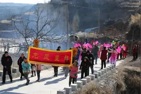 山西农村新人办婚礼 骑马坐轿气氛浓图片