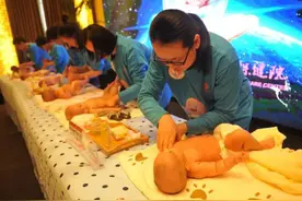 婴儿抚触看似简单，其中很多玄机！新手爸妈正确的“抱姿”你真会？图片