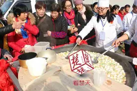 看得人都饿了！街边架锅开火，现场和面制作，千斤汤圆免费送市民吃图片