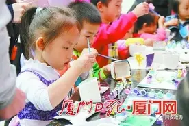 玩趣味互动游戏 学垃圾分类知识图片