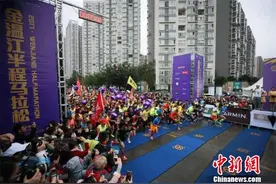 近万跑者汇聚成都 2017金温江半程马拉松雨中开跑图片
