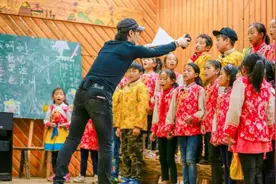 选中汪峰蔡国庆赴山区支教，总导演看重这两点图片