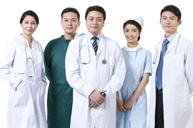 住院查房时，你知道医生中的大佬站你哪边？图片
