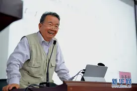 张景中院士在华侨中学讲解“点几何”图片