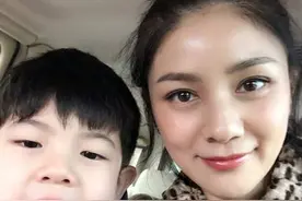 安吉与妈妈合影只被拍半边脸 还被嫌弃牙有缝图片