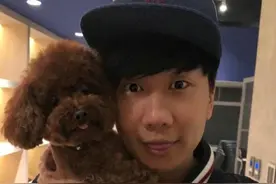 宠物随主！林俊杰与爱犬同款对镜吐舌超可爱图片