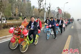 商丘新人举办低碳婚礼 骑共享单车迎亲图片