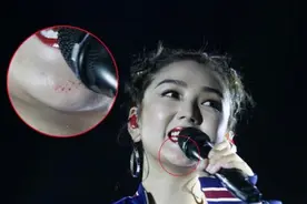 何洁口红沾到牙齿下巴到处都是，但不及她的腿抢镜图片
