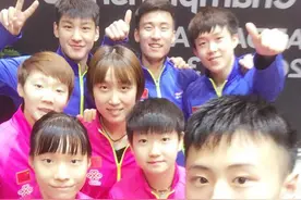 世青赛国乒包揽7冠，薛飞成就首位直板世青赛男单冠军图片