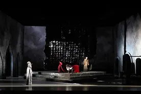 陈薪伊版《哈姆雷特》：哈姆雷特和朱生豪在同一个舞台上图片