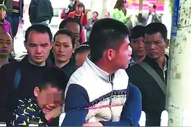 南宁一男子街头“学狗叫”，吓坏路边众行人图片