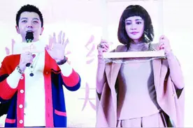 电影《泡芙小姐》青岛宣传 张歆艺化身证婚人图片