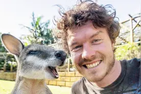 拍照不会摆POSE？看国外小哥教你摆百变pose迷死人！