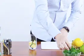 4种好喝又易上手的鸡尾酒，看视频就能学会视频封面