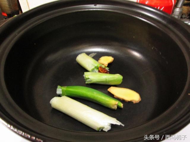 不用炒糖色也能让猪蹄颜色红亮，只因用它代替水，更加软糯口感好