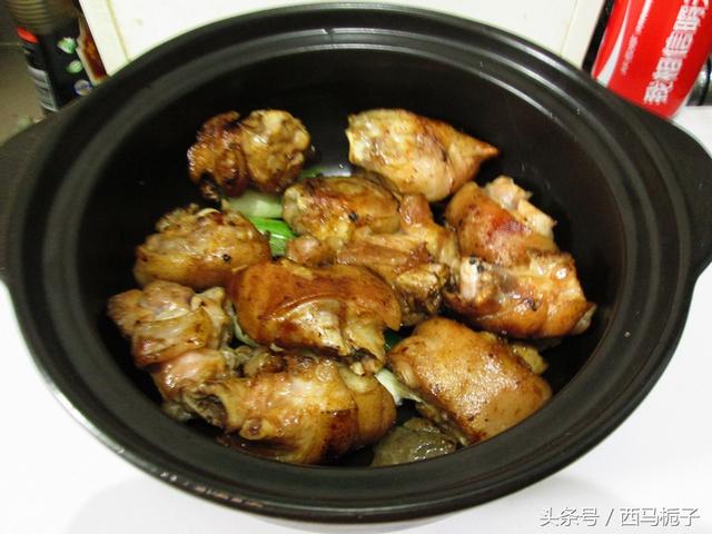 不用炒糖色也能让猪蹄颜色红亮，只因用它代替水，更加软糯口感好