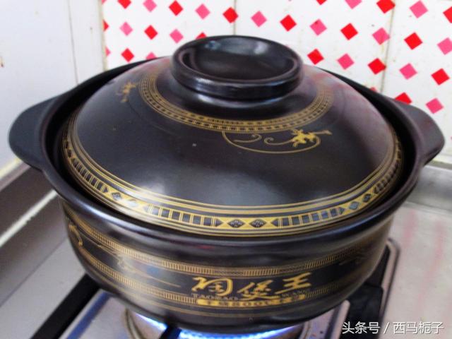 不用炒糖色也能让猪蹄颜色红亮，只因用它代替水，更加软糯口感好