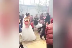 最尴尬婚礼 婚礼现场新娘不愿下跪行礼视频封面