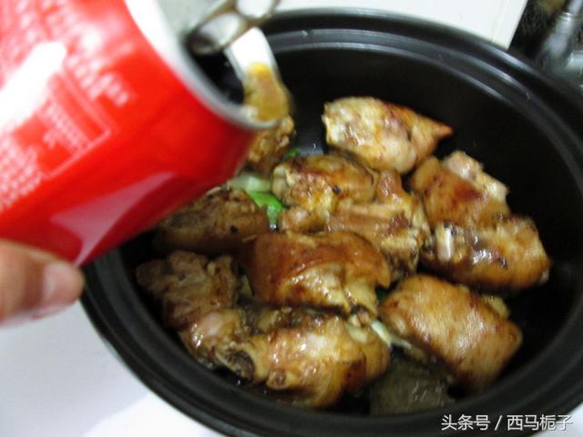 不用炒糖色也能让猪蹄颜色红亮，只因用它代替水，更加软糯口感好