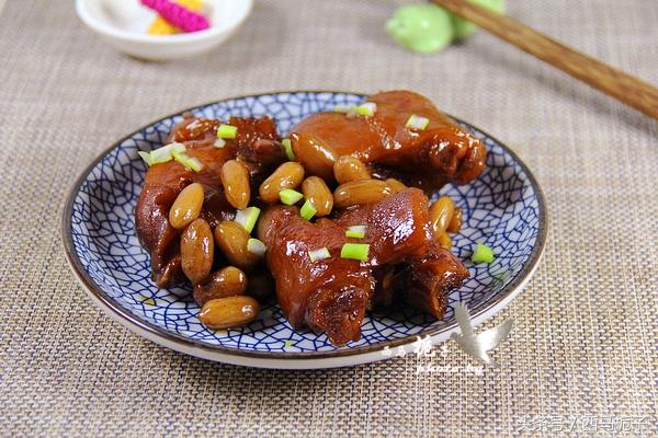 不用炒糖色也能让猪蹄颜色红亮，只因用它代替水，更加软糯口感好