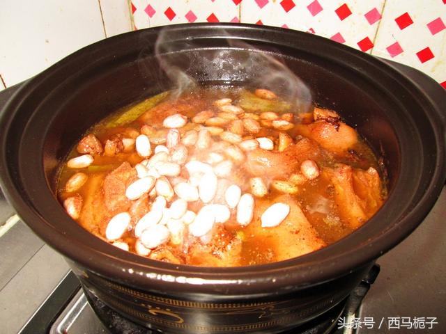 不用炒糖色也能让猪蹄颜色红亮，只因用它代替水，更加软糯口感好