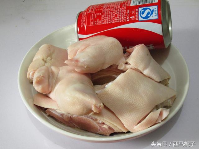 不用炒糖色也能让猪蹄颜色红亮，只因用它代替水，更加软糯口感好