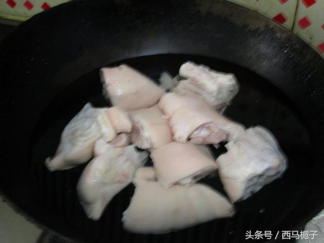 不用炒糖色也能让猪蹄颜色红亮，只因用它代替水，更加软糯口感好