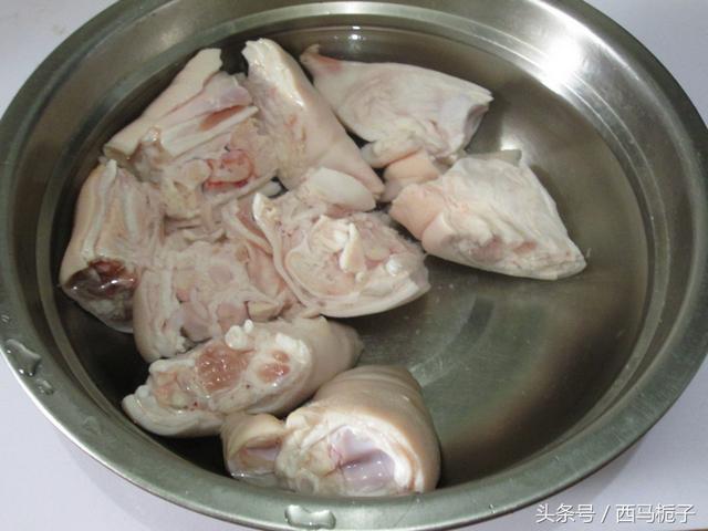 不用炒糖色也能让猪蹄颜色红亮，只因用它代替水，更加软糯口感好