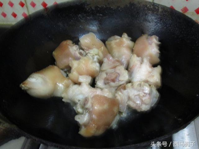 不用炒糖色也能让猪蹄颜色红亮，只因用它代替水，更加软糯口感好