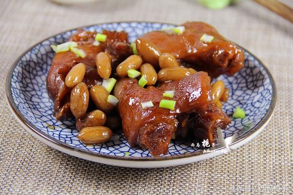 不用炒糖色也能让猪蹄颜色红亮，只因用它代替水，更加软糯口感好
