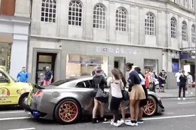 伦敦街头很多妹子看到超跑立刻小跑上前围观！有必要吗？视频封面