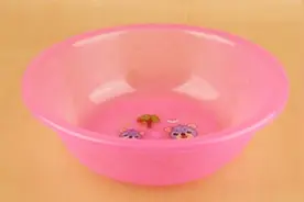 塑料脸盆满是细菌，别怕，教你一招，3分钟清理的干干净净！