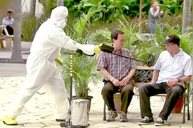 小哥穿生化服恶搞路人，凡是带辐射的物品都要扔进垃圾桶视频封面