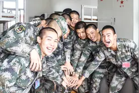 新兵连的一天，你绝对不知道视频封面
