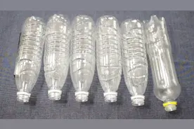 小伙把6个塑料瓶“捆”一起，放在厨房里使用，真是太聪明了