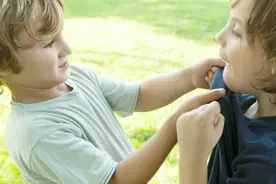 孩子总是打架，妈妈有8个高招管他，您回家也试试吧！