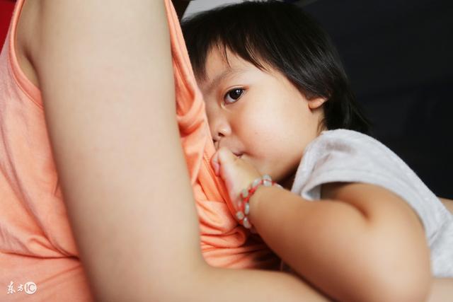 身体弓着的时候左乳疼