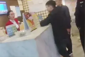 男子宾馆内藏匿大量“飞刀”被服务员看到，民警到达现场也很吃惊视频封面