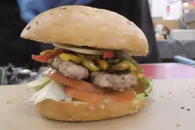 我们来看看老外怎么做奶酪香肠三明治，用料真实在，真良心