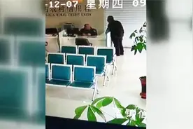 监拍男子锤击信用社工作人员：锤子猛砸工作人员头部视频封面