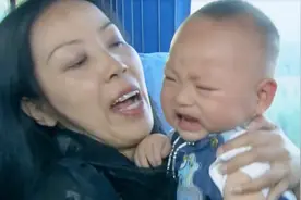 肯定不是亲生的！宝宝车上一直哭不停，原来是纸尿裤里暗藏玄机视频封面