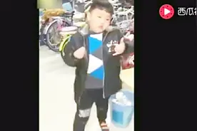 搞笑：左手6右手7，这小孩动作太到位了，太爆笑了！