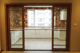 才知道厨房门还可以这么装，再看看自己家的，真后悔装早了！图片